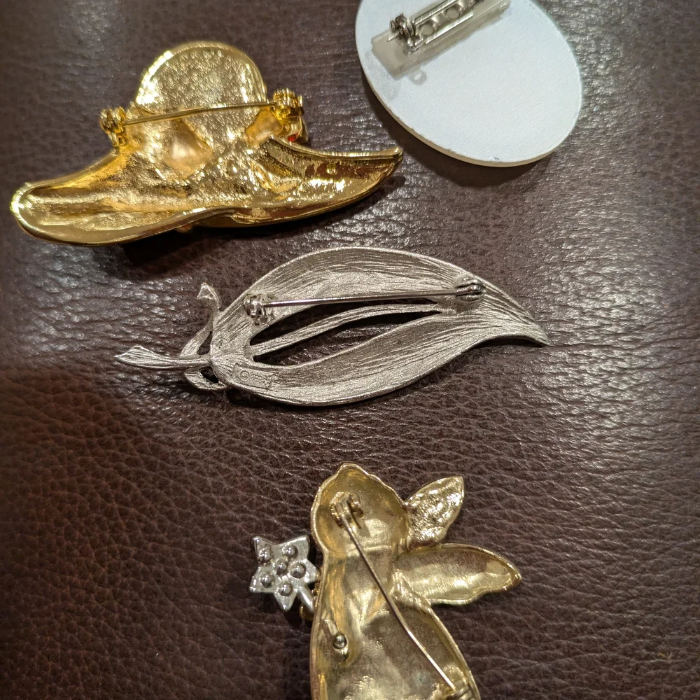 Chic Women's Brooch Set of 4 - Red, Silver, Gold